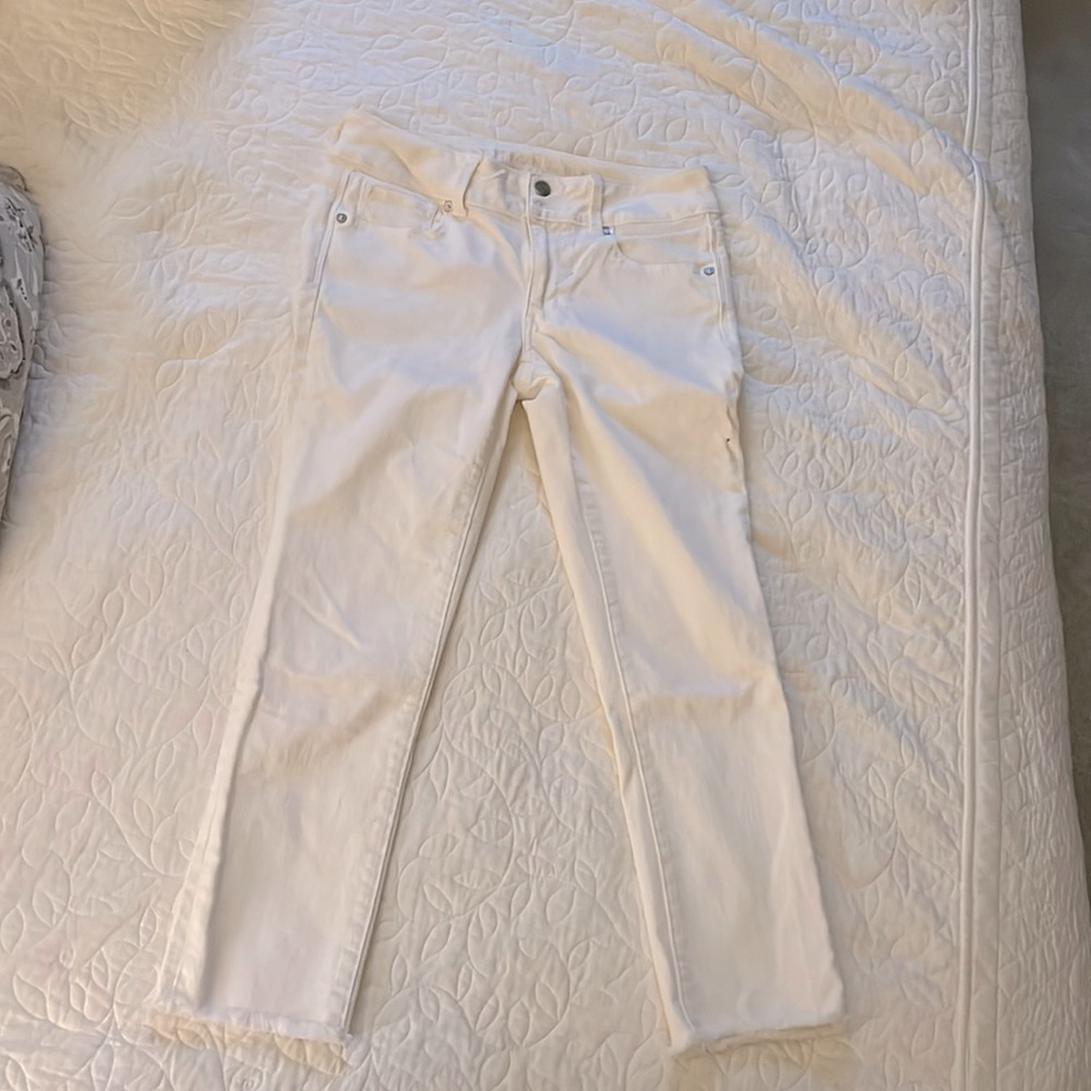White denim AE capris. Cut off hem